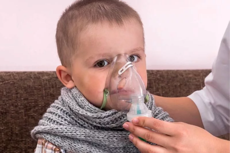 niño con aerosol bronquiolitis